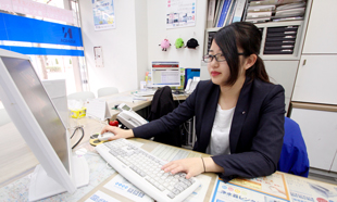 デスクワーク2平田.jpg デスクワーク2平田.jpg